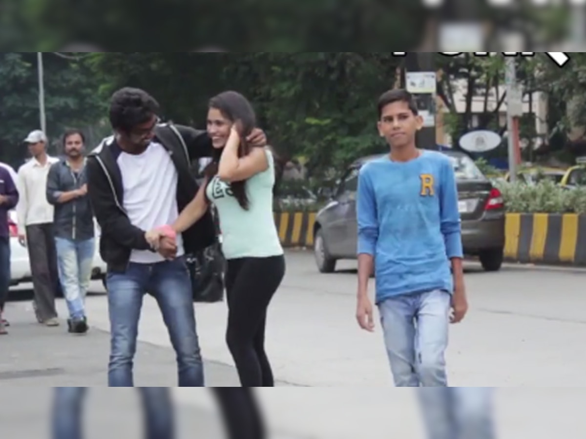 व्हिडिओ : मुलगी अनोळखी लोकांना मिठी मारायला जाते तेव्हा... title=