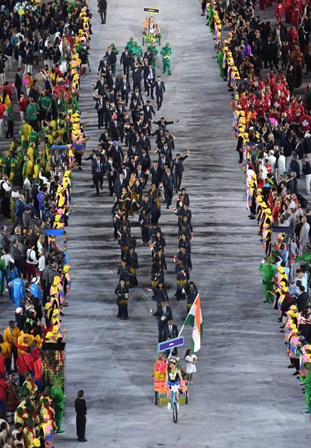 Abhinav Bindra carries the flag of India