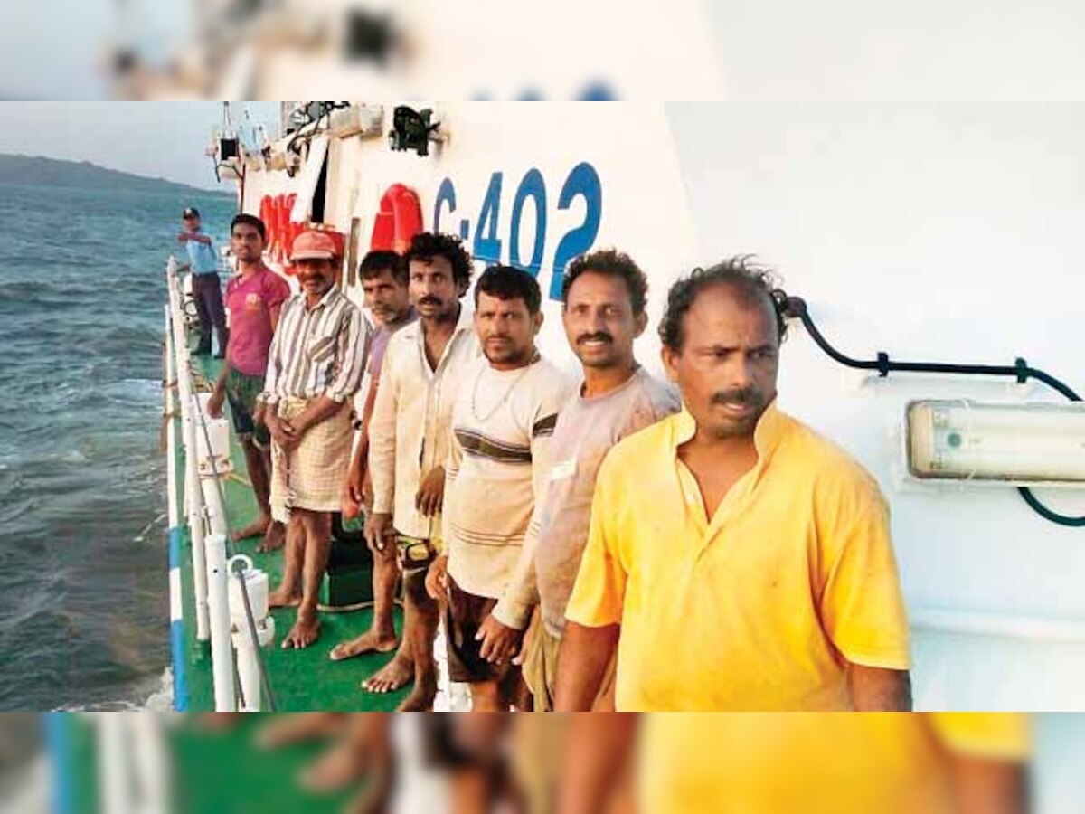 रत्नागिरीत मासेमारी नौका बुडाली, 8 जणांना वाचविण्यात यश title=