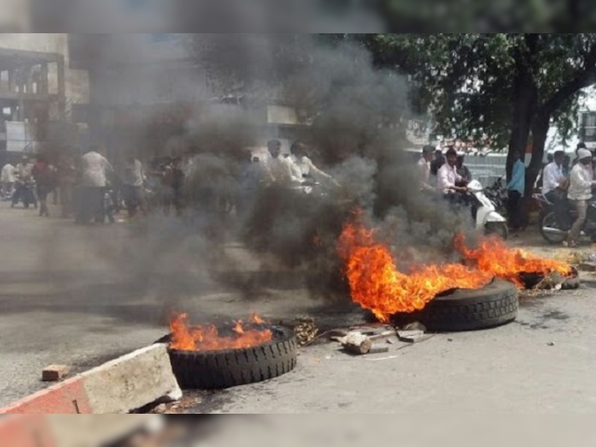  पंकजा मुंडे यांच्या कार्यक्रमाआधी अकलूजमध्ये राष्ट्रवादीकडून जाळपोळ title=