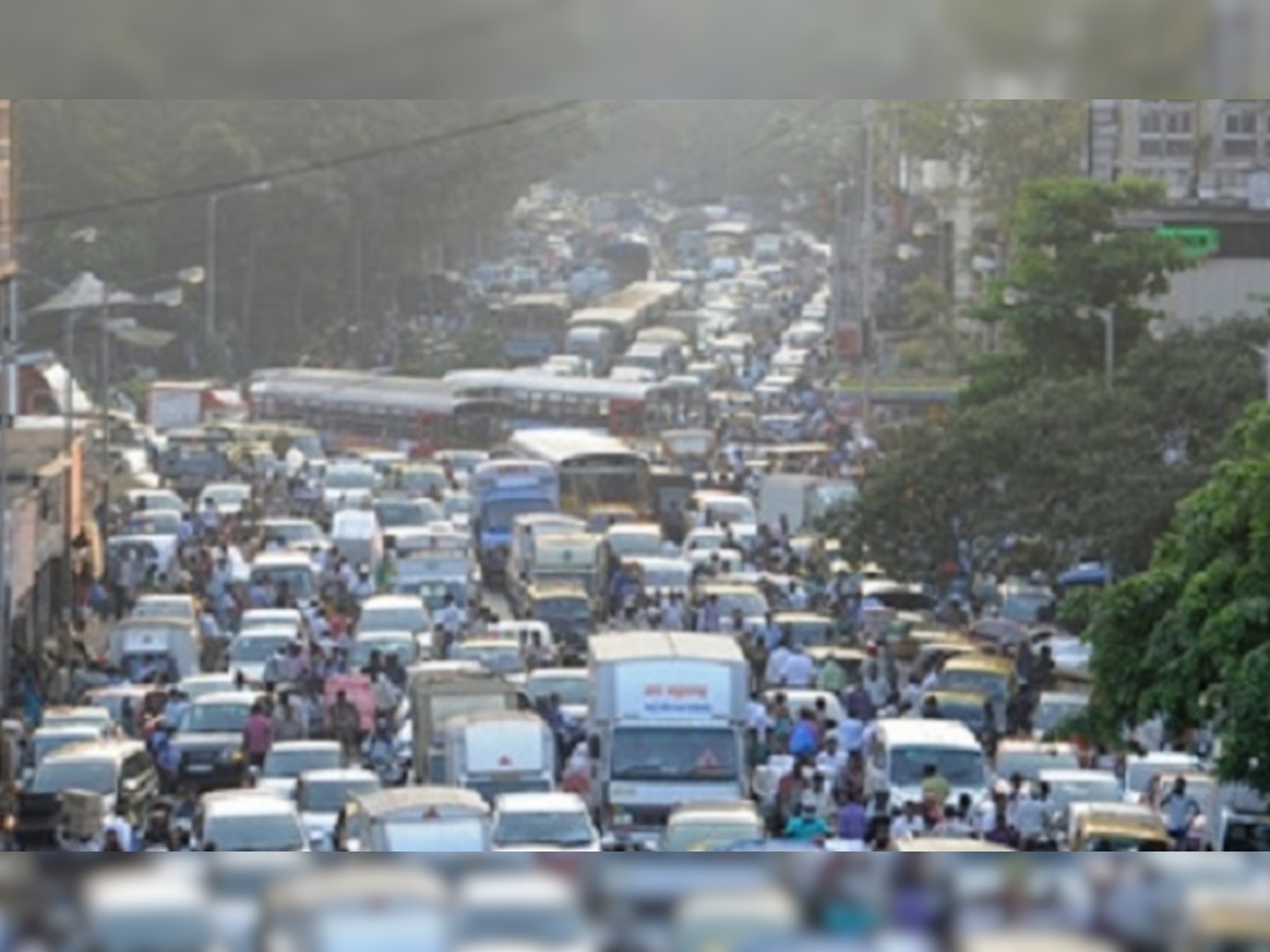 मुंबई - गोवा महामार्गावर वाहतूक कोंडी, एकेरी वाहतूक सुरु title=