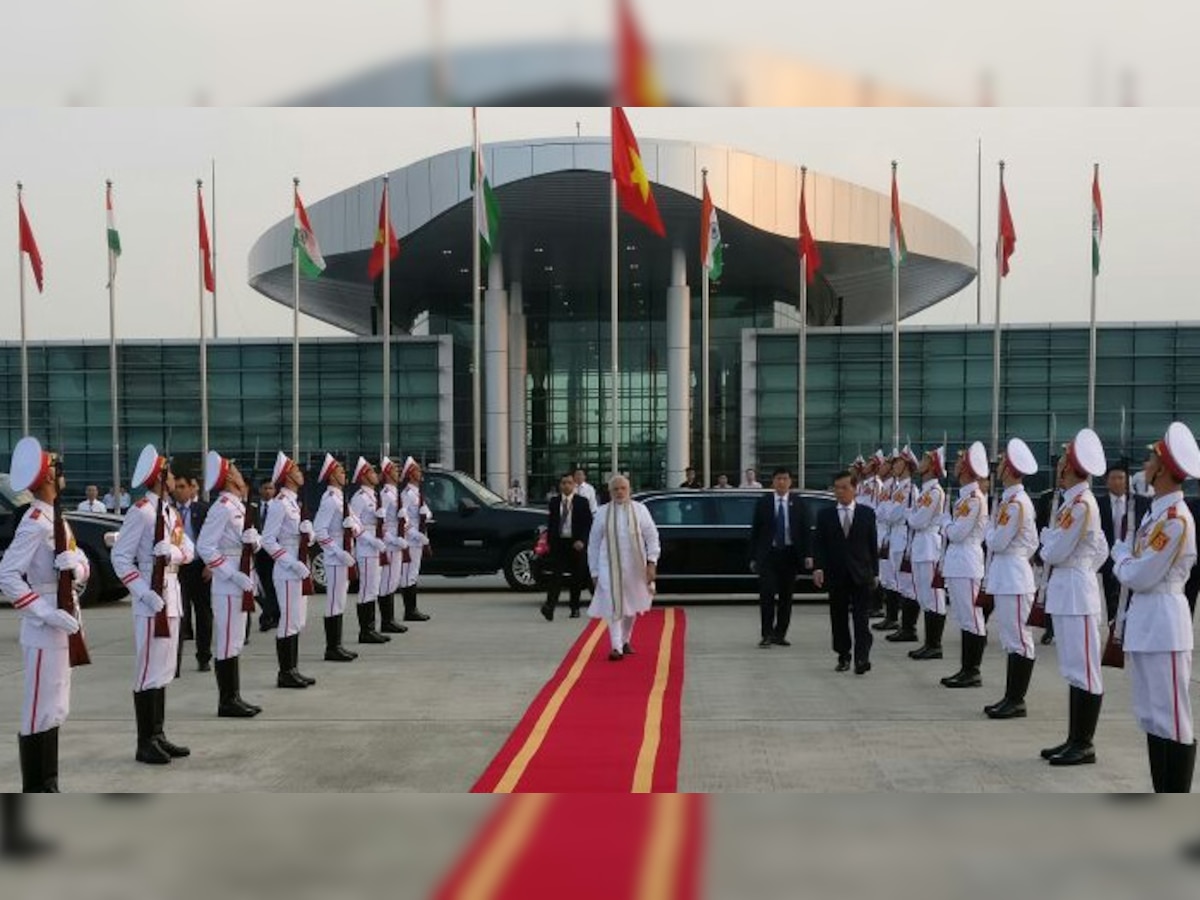 पंतप्रधान नरेंद्र मोदींचं व्हिएतनाममध्ये शानदार स्वागत title=