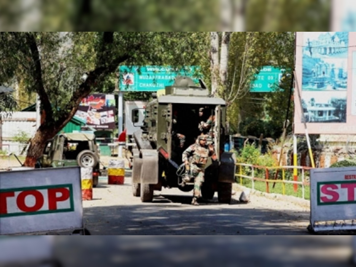 जम्मू-काश्मीरमध्ये कुलगामच्या पोलीस स्टेशनवर दहशतवाद्यांचा गोळीबार title=