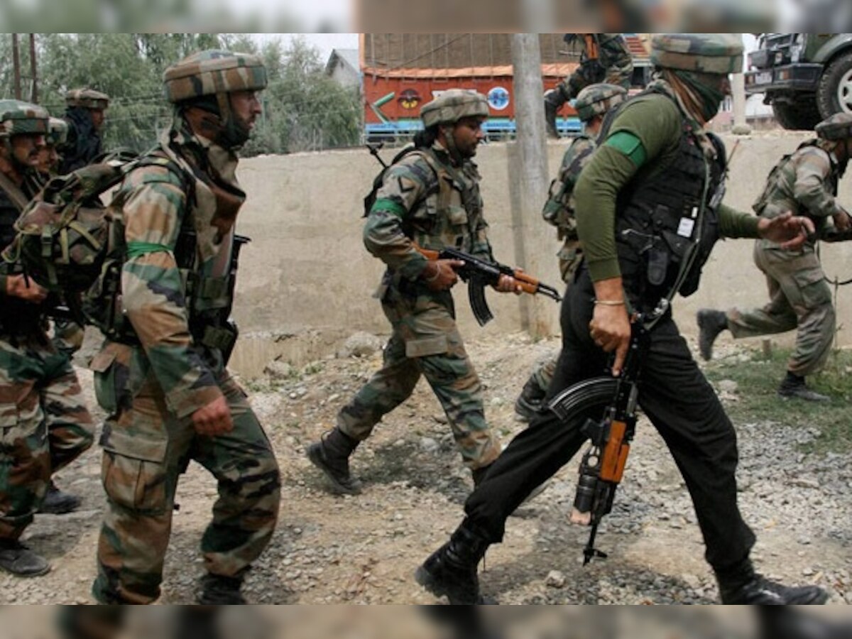 श्रीनगर येथे दहशतवादी हल्ला : एक जवान शहीद तर 8 जखमी title=
