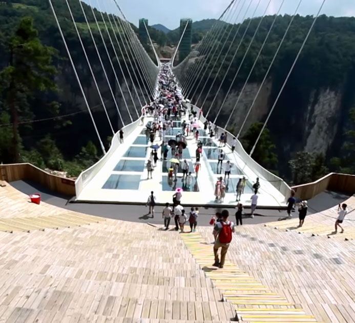 world`s highest and longest glass bridge in China