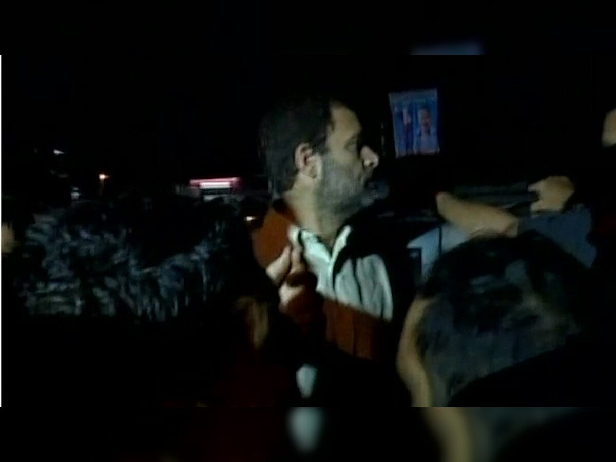 मेणबत्ती मोर्चावेळी राहुल गांधी ताब्यात, दोन तासानंतर पोलिसांनी सोडलं  title=