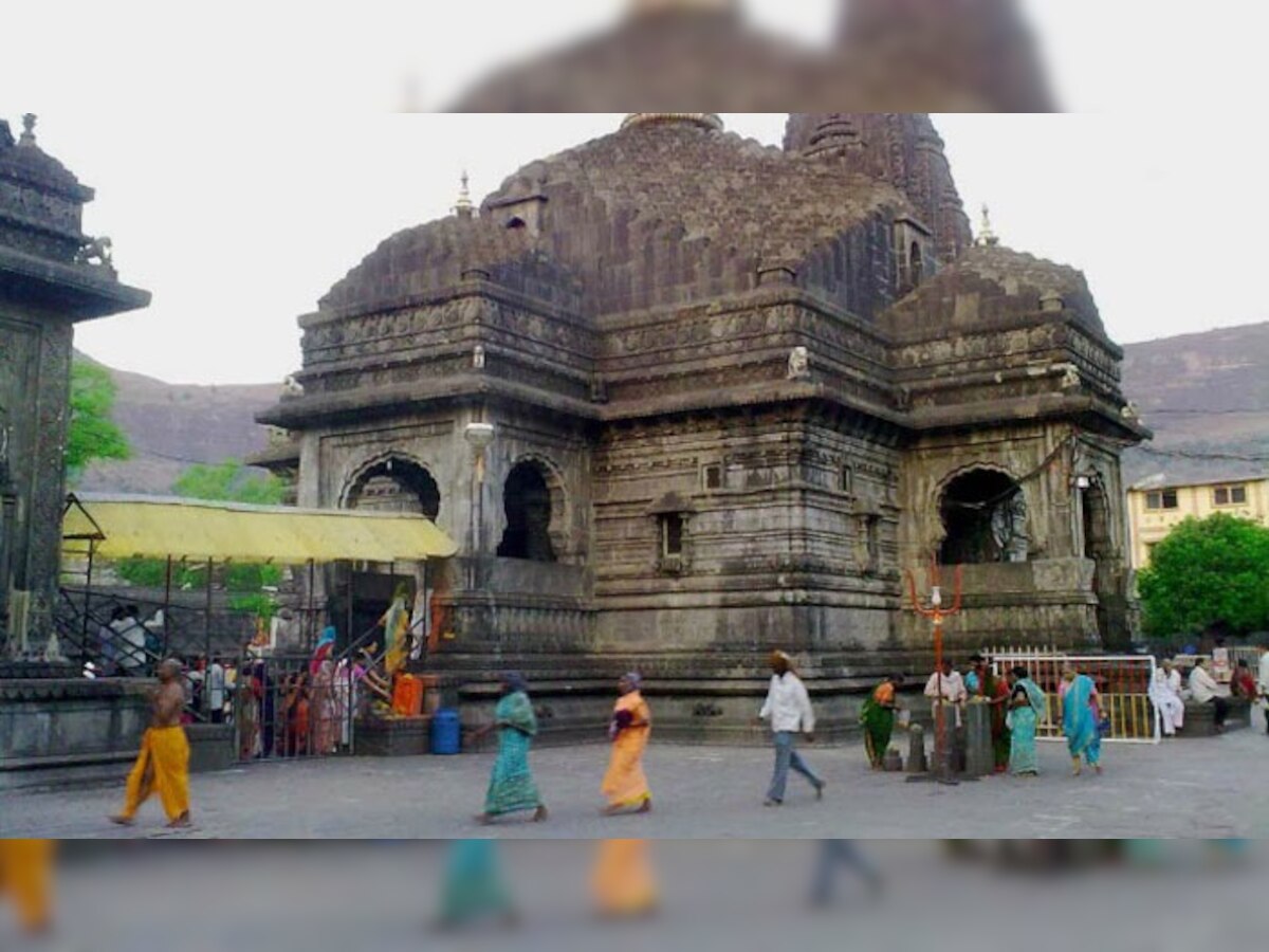 त्र्यंबकेश्वर मंदिरात सुरक्षा रक्षक आणि भाविकांमध्ये हाणामारी  title=