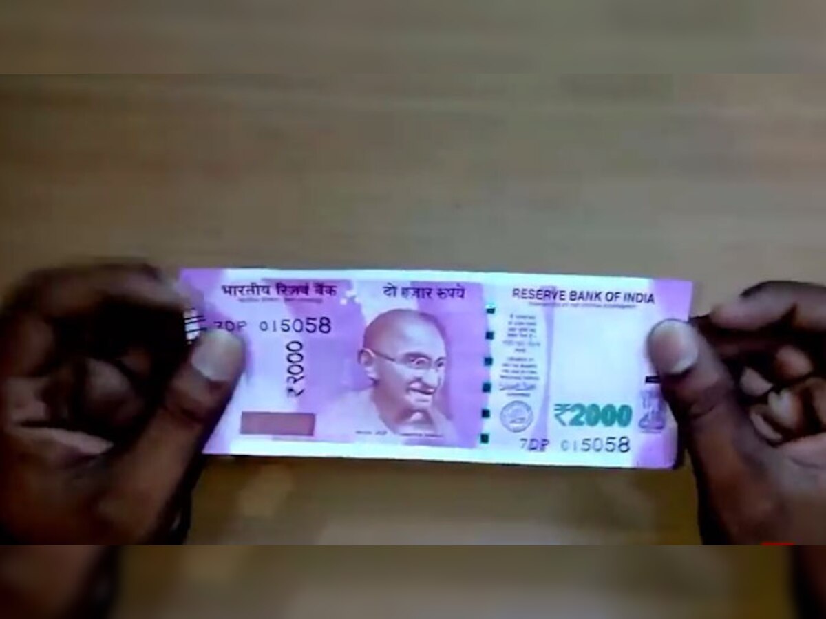 २ हजार रुपयांची नोट ३० मिनीट पाण्यात टाकली, पाहा काय झालं.. व्हिडिओ व्हायरल... title=