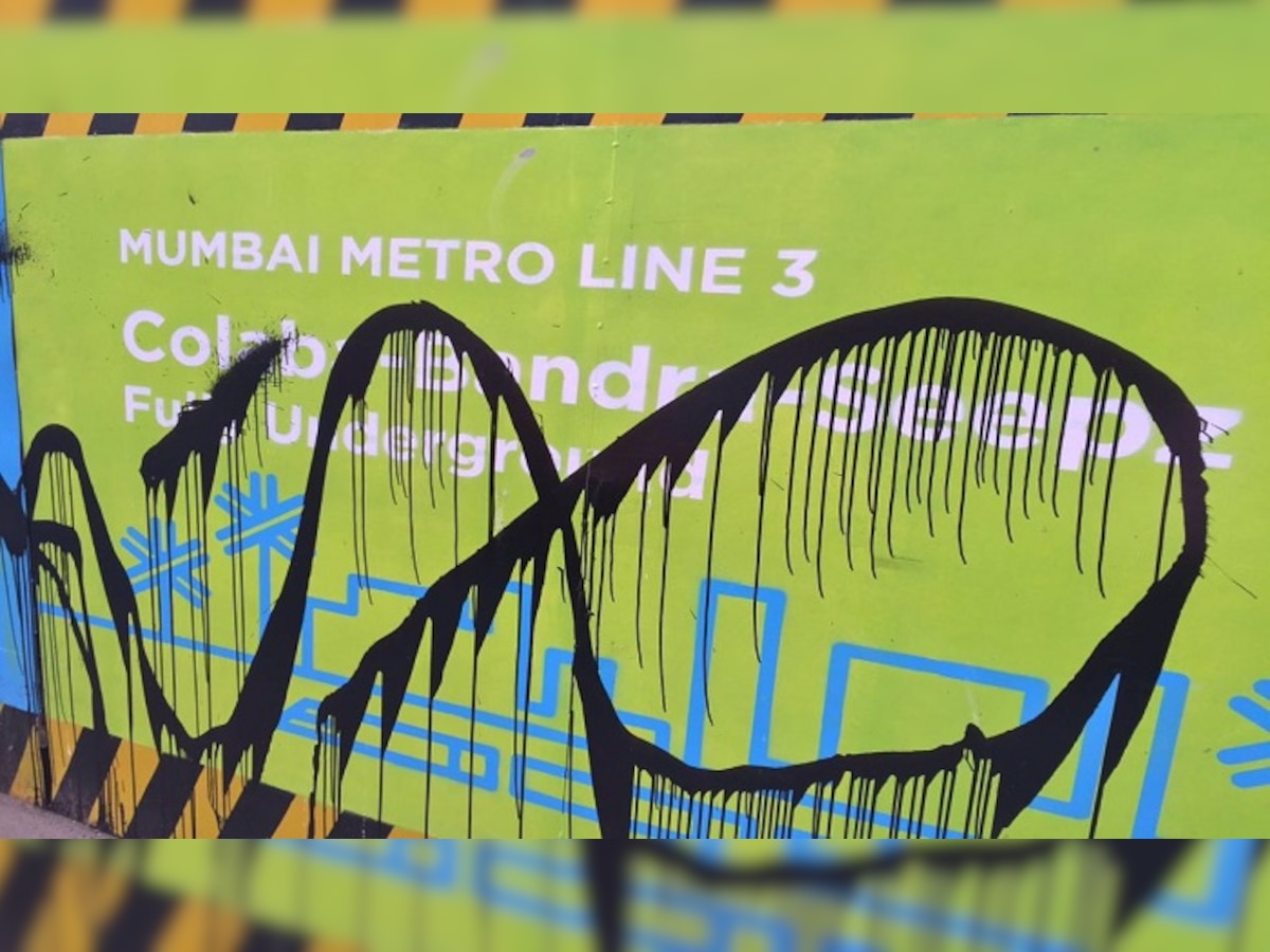 मुंबईतील मेट्रो तीन प्रकल्प पत्र्यांना अज्ञाताने फासले काळे title=