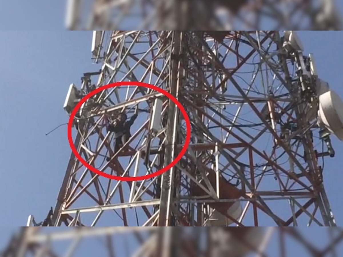 नगराध्यक्षपदाचा उमेदवार चढला मोबाईलच्या टॉवरवर, पोलिसांची तारांबळ  title=