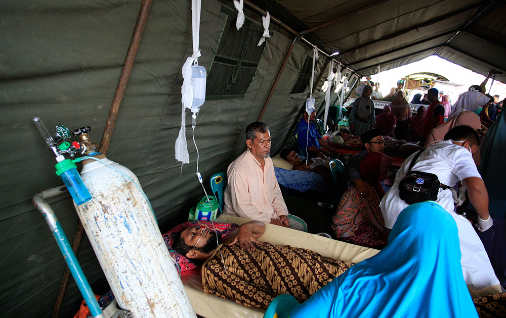 Earthquake victims get treatment at the General Hospital in Sigli, Aceh Province, Indonesia