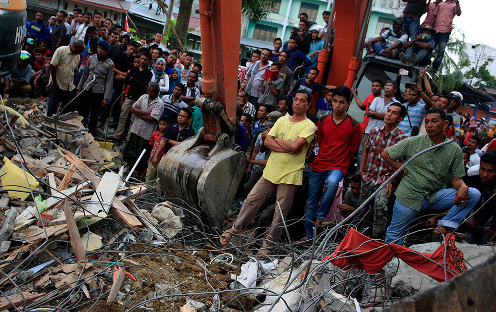 Indonesian army and the Search and Rescue Team look for survivors