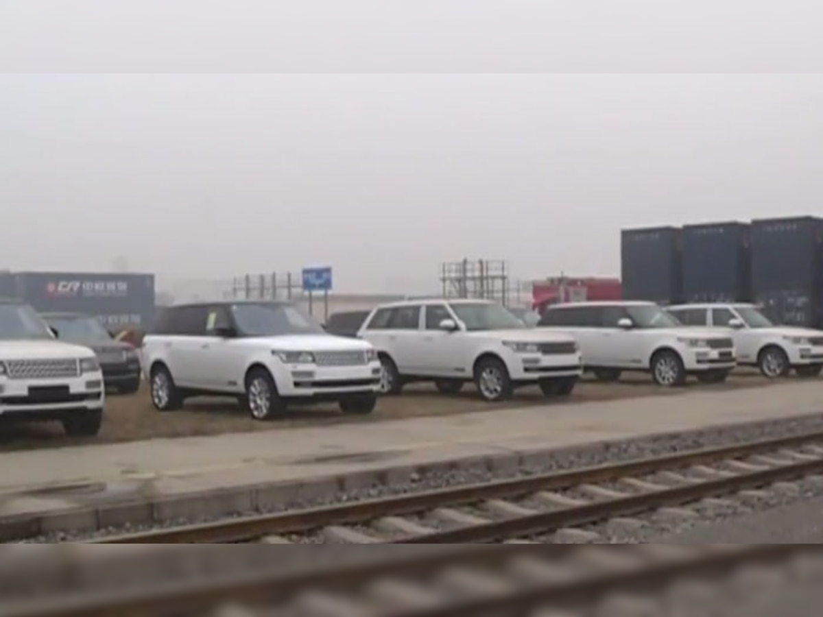 ८० लक्झरी कार घेऊ युरोपमधून चीनला पोहचली कार्गो ट्रेन - पाहा व्हिडिओ  title=