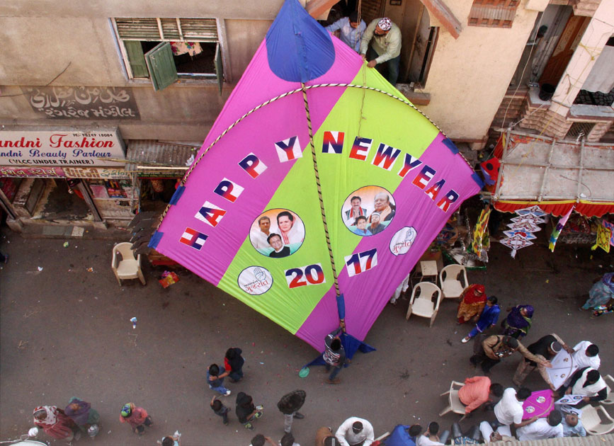 People hang huge kite on the eve of New Year