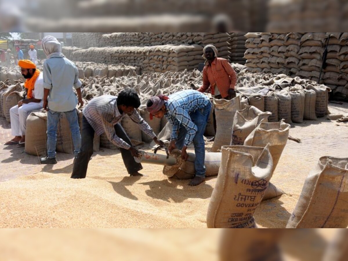 नोटबंदीनंतर ३४ दिवसांत ३५ टक्के लोकांच्या नोक-या गेल्या - संस्था title=