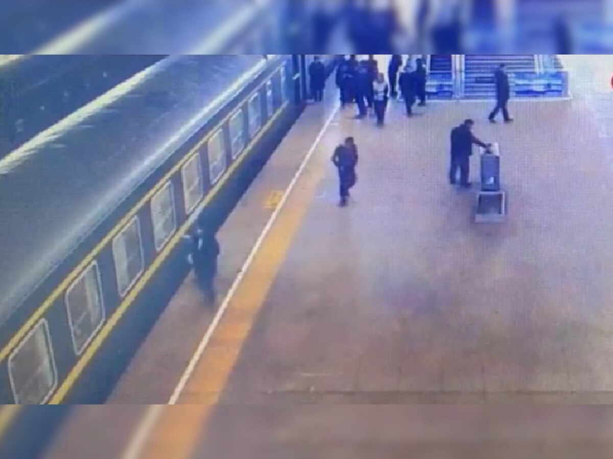 Video Viral : ट्रेनच्या खाली पडली ३ वर्षाची चिमुरडी title=