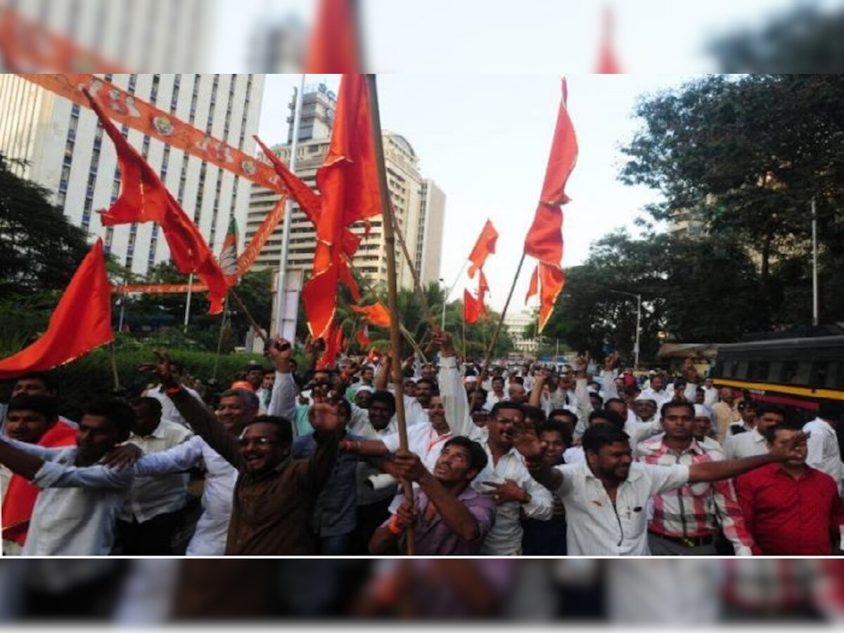 ढोल-ताशांच्या गजरात शिवसैनिकांचा मुंबई महापालिकेबाहेर जल्लोष title=