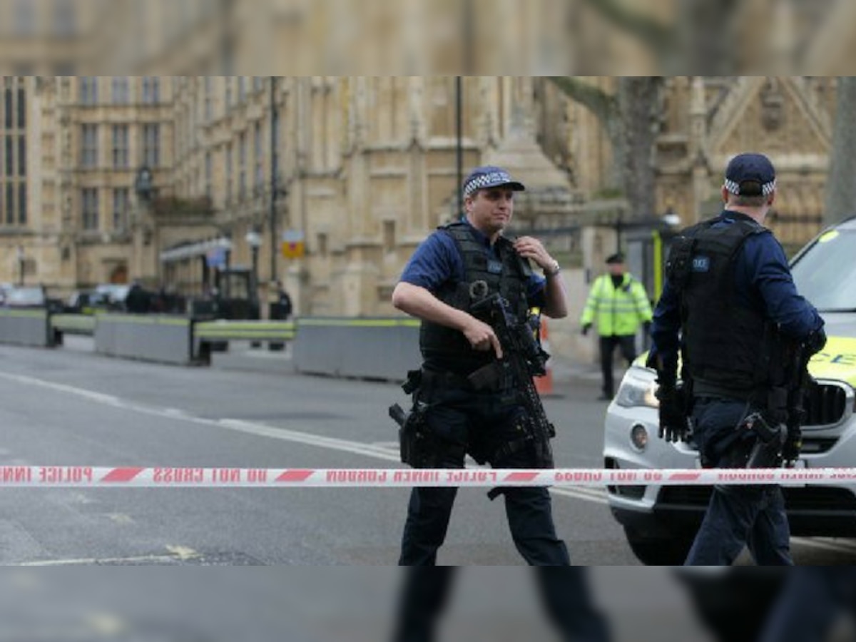व्हिडिओ : ब्रिटन संसदेजवळ दहशतवादी हल्ला, हल्लेखोर ठार title=