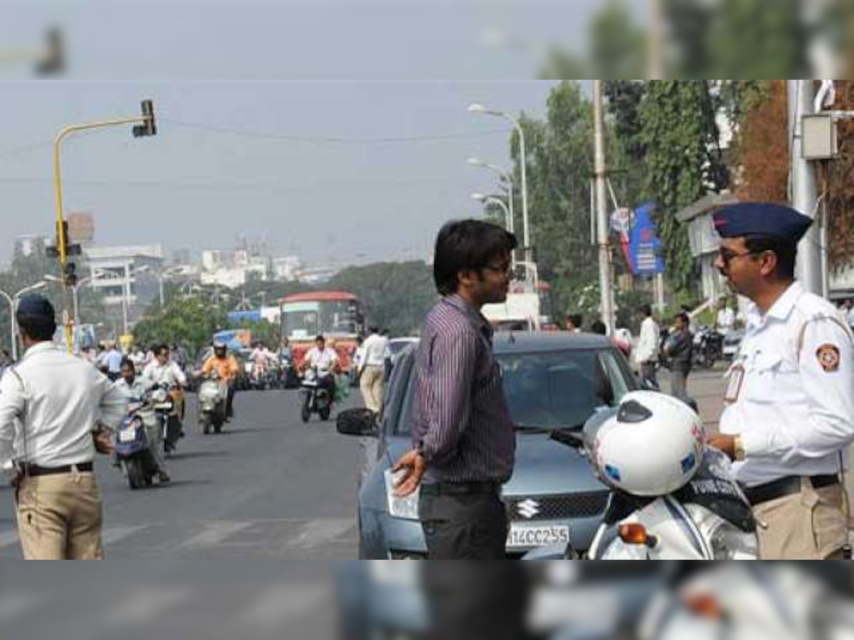 वाहन चालवताना मोबाईलवर बोलणाऱ्या ५५० जणांचे लायसन्स रद्द  title=