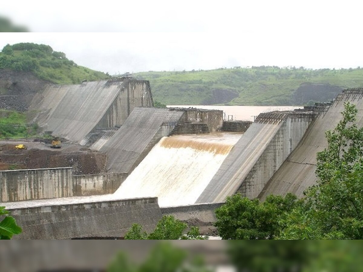 कालव्यांचं अपूर्ण काम पूर्ण कराण्याच्या मागणीसाठी शेतक-यांचा मोर्चा title=