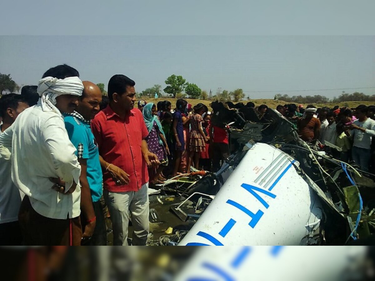 बिरसी गावाजवळ विमान कोसळलं, २ ठार title=
