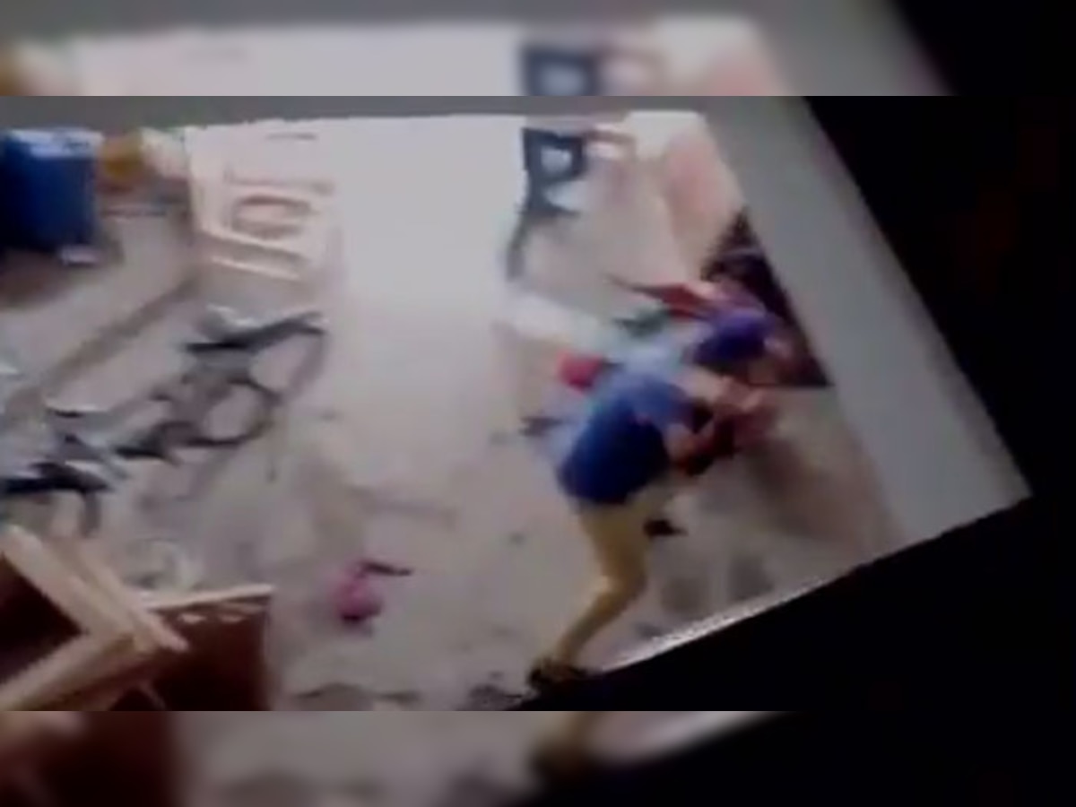 व्हिडिओ : मुलगी झाली म्हणून... दिराकडून वहिनीला हॉकीनं मारहाण title=