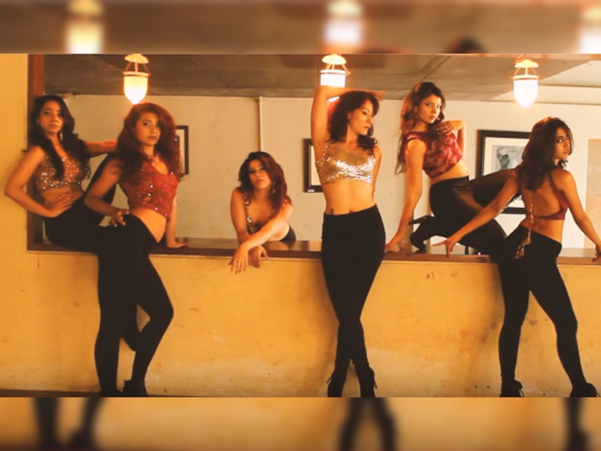 व्हिडिओ : या तरुणींचा 'हॉट' डान्स होतोय वायरल  title=