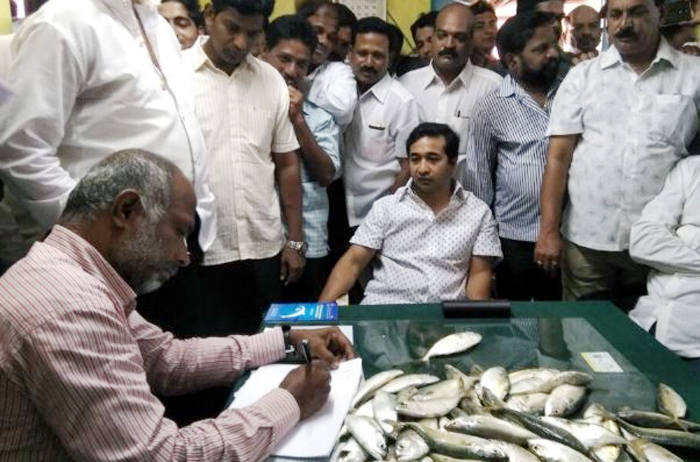 Tandel Fish मच्छिमार आंदोलन नितेश राणेंची स्टंटबाजी : तांडेल | महाराष्ट्र बातम्या ...