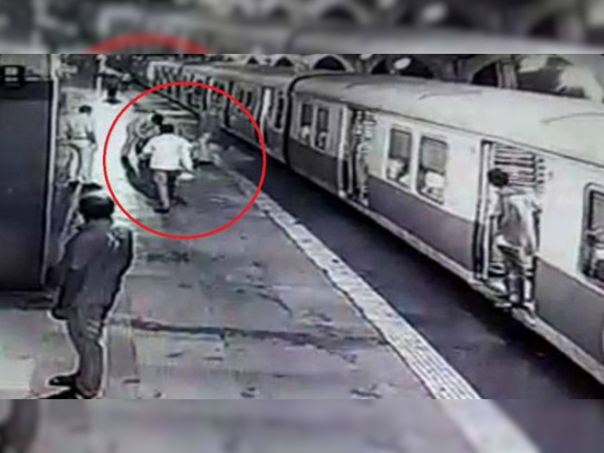 VIDEO : मरायला टेकलेल्या तरुणाला रेल्वेत ढकलून पोलीस निघून गेले title=