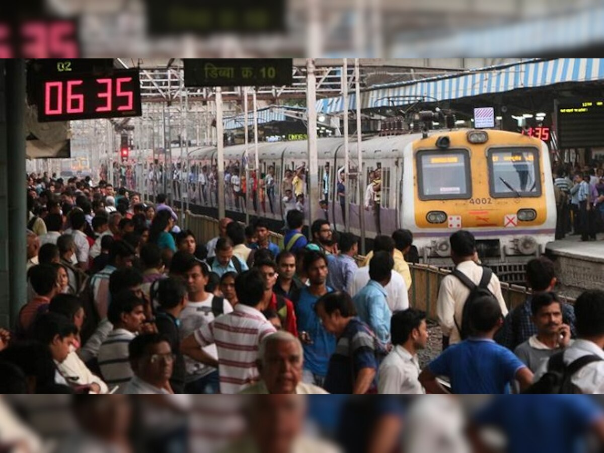 मुंबई लोकलचा प्रवास महागण्याची चिन्हं title=