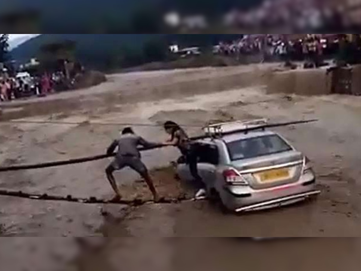  VIDEO : देहराडूनमध्ये नदीतून वाहणाऱ्या कारमधून लोकांना वाचवताना शिडी तुटली title=
