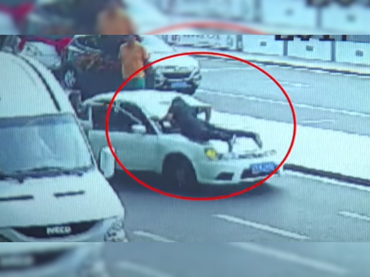 VIRAL VIDEO: कार चालकाने पोलिसाला दोन किमी फरफटत नेले title=