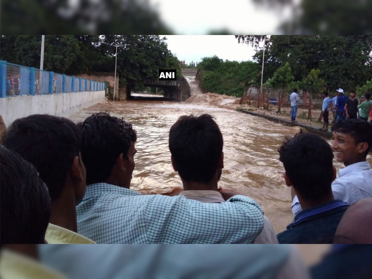 मुख्यमंत्री यांच्या उद्घाटन कार्यक्रमाच्या एक दिवस आधी ३८९ कोटींचे धरण फुटले title=