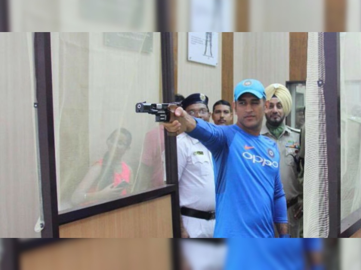 VIDEO: कोलकाता वन-डे मॅचपूर्वी धोनीने चालवली बंदूक  title=