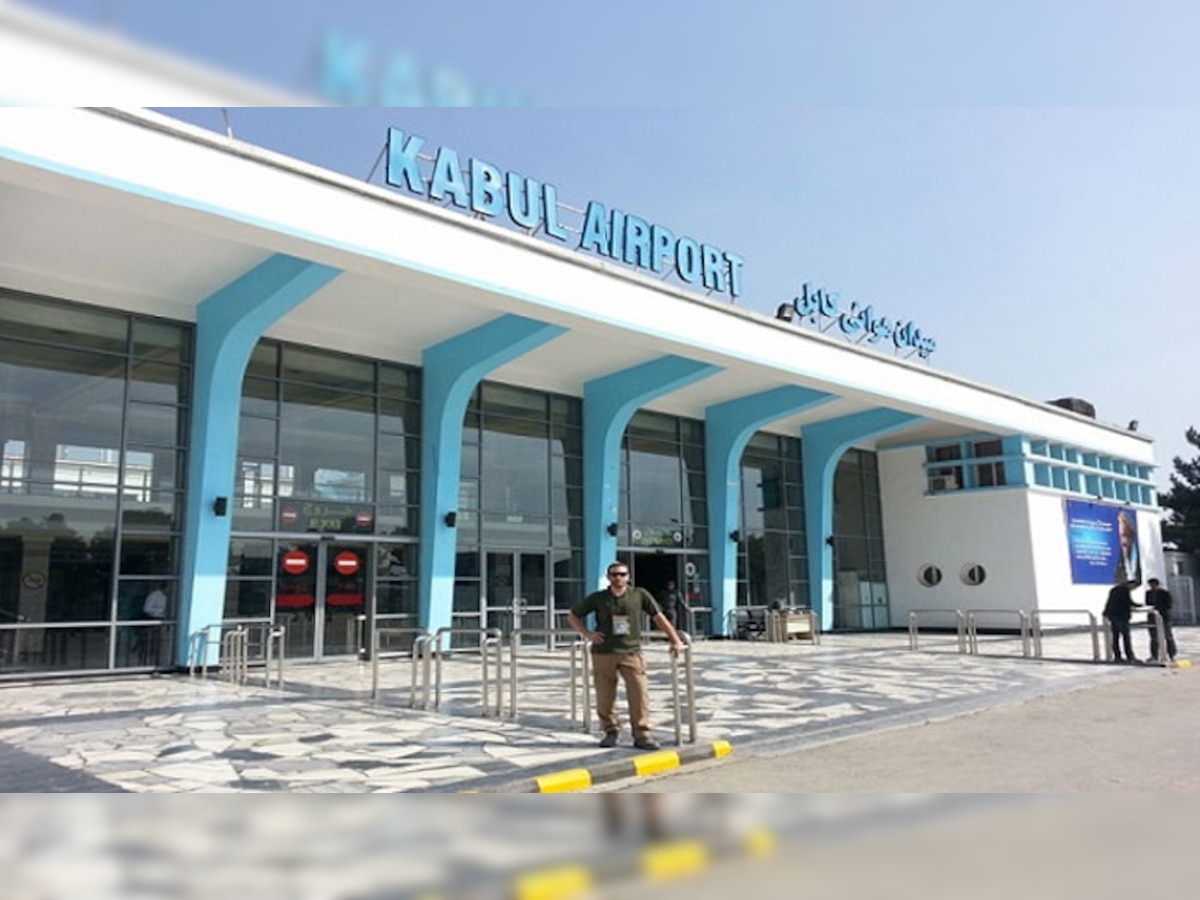 काबूलच्या आंतरराष्ट्रीय विमानतळावर दहशतवादी हल्ला title=