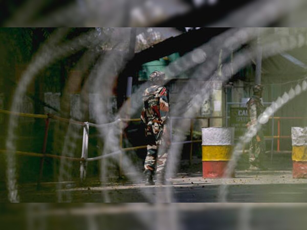 श्रीनगरमध्ये दहशतवादी हल्ला, ३ जवान जखमी title=