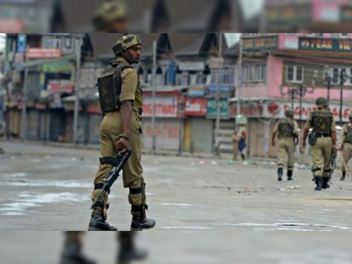 जम्मू कश्मीर: कुलगाममध्ये पोलिसांच्या गाडीवर दहशतवादी हल्ला  title=
