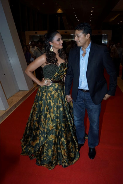 Actress Lara Dutta along with her husband Mahesh Bhupathi at star studded red carpet of 