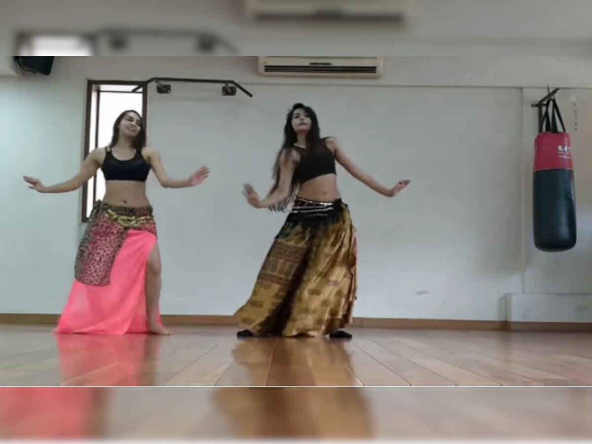 व्हिडिओ: 'मेरे रश्के कमर' तरूणींचा बोल्ड डान्स; इंटरनेट यूजर्सचा कलेजा खलास title=