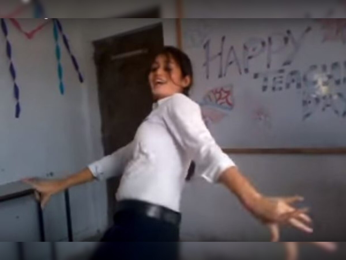 VIDEO : चिकनी चमेली गाण्यावर सुंदर मुलीचा क्लासरुममधील डान्स व्हायरल title=