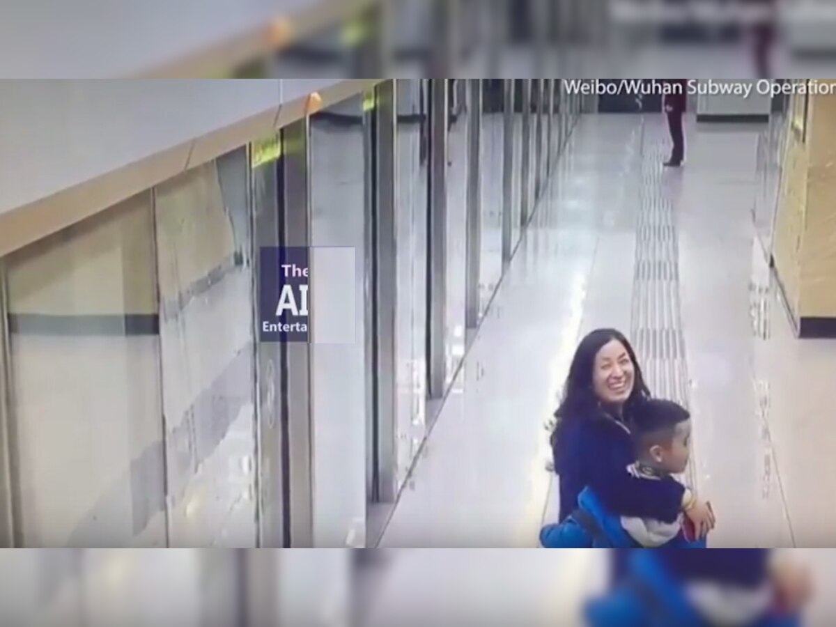 मेट्रो स्टेशनवर हरवले आई- मुलगा, सोशल मीडियावर झाले स्टार  title=