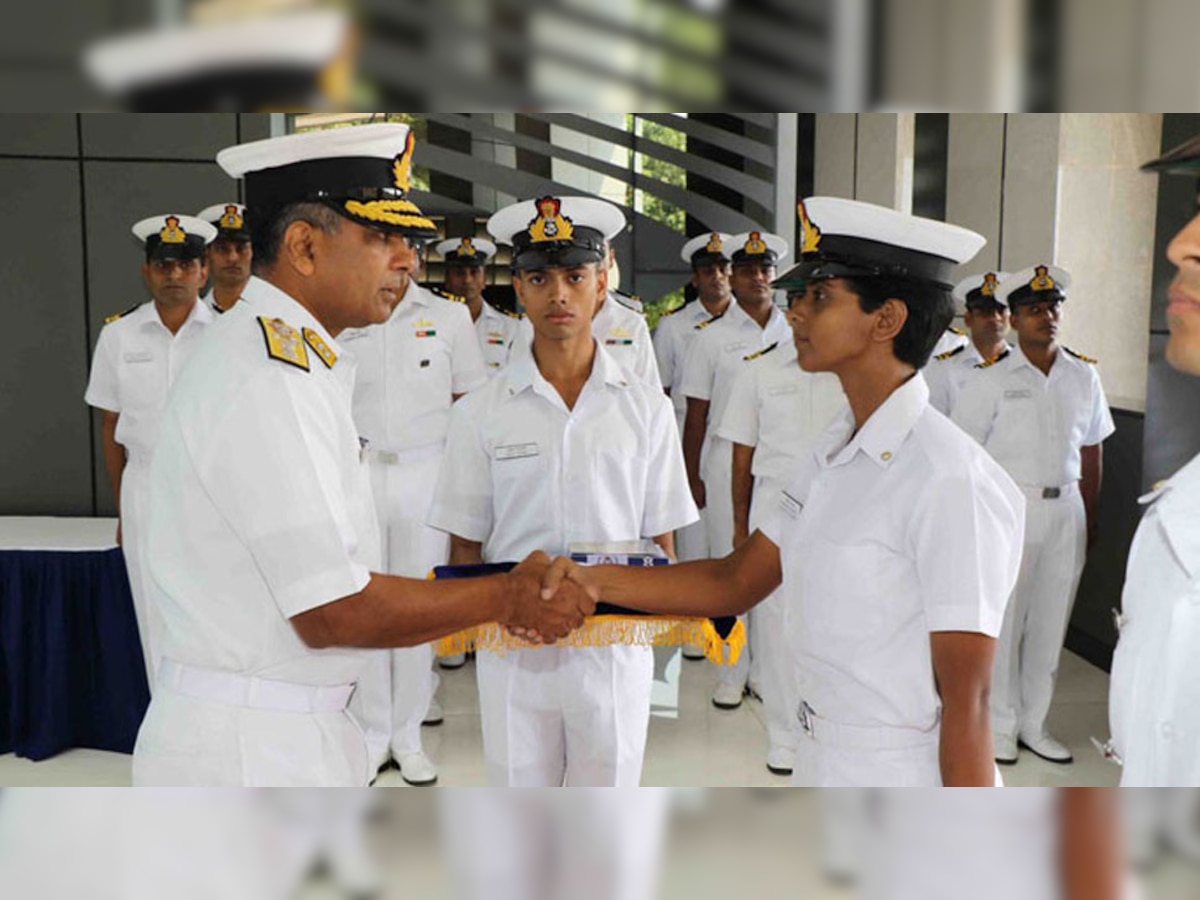 भारतीय नौसेनेची पहिली महिला पायलट शुभांगी स्वरूप बद्दल जाणून घ्या या ५ खास गोष्टी  title=