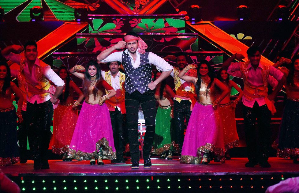 Actor Sidharth Malhotra performing at the closing ceremony of the 48th International Film Festival of India in Panaji, Goa.