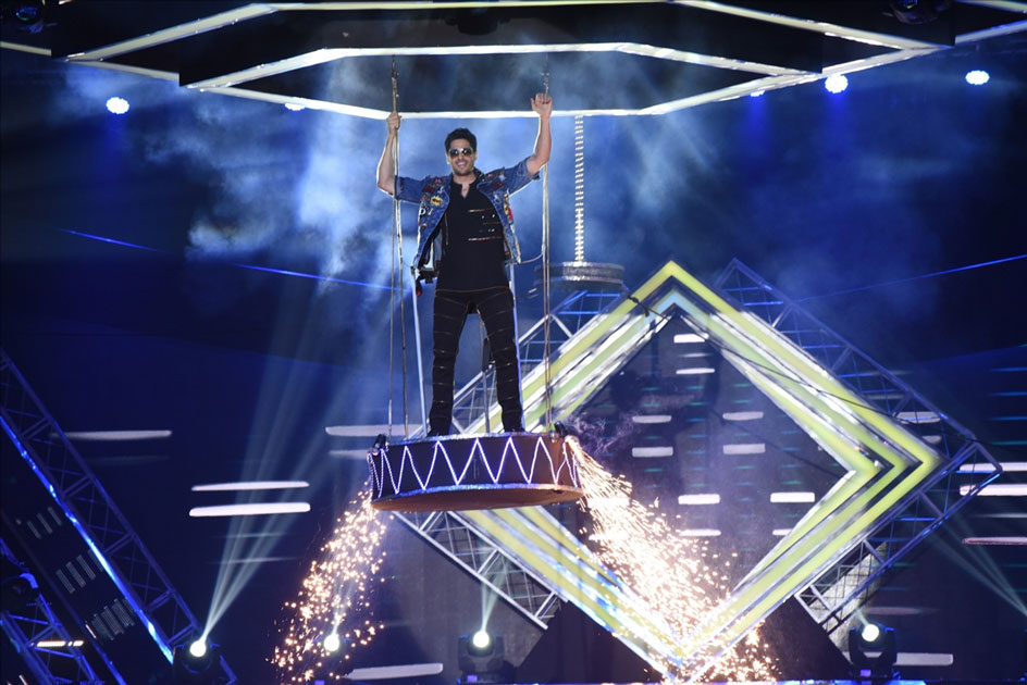 Actor Sidharth Malhotra performing at the closing ceremony of the 48th International Film Festival of India in Panaji, Goa.