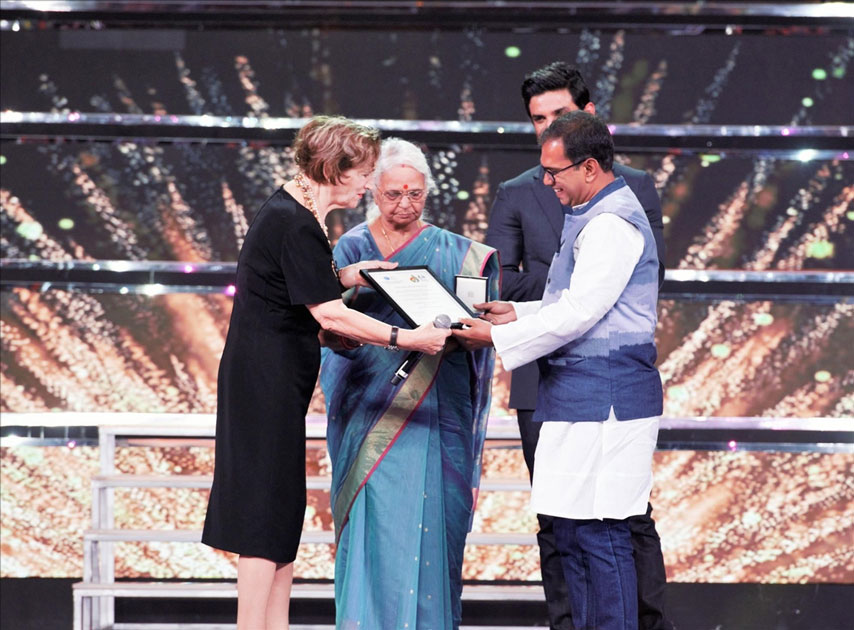 Goa Governor Mridula Sinha presents the ICFT-UNESCO Gandhi Medal to filmmaker Manouj Kadaamh for his film at the closing ceremony of the 48th International Film Festival of India in Panaji.