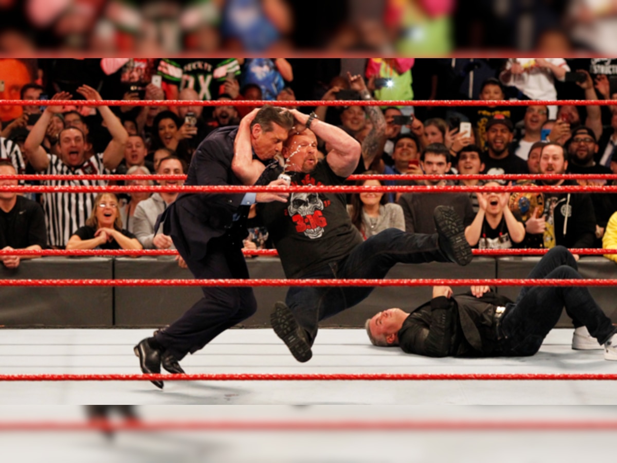 WWE: २५व्या वर्धापनादरम्यान स्टोन कोल्डची शानदार एण्ट्री title=