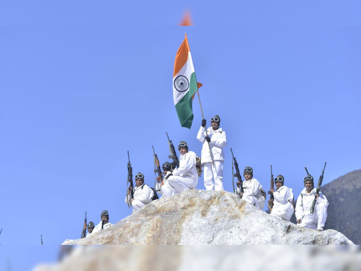 VIDEO : हिमालयात -३० डिग्रीत ITBP जवानांनी फडकावला तिरंगा title=