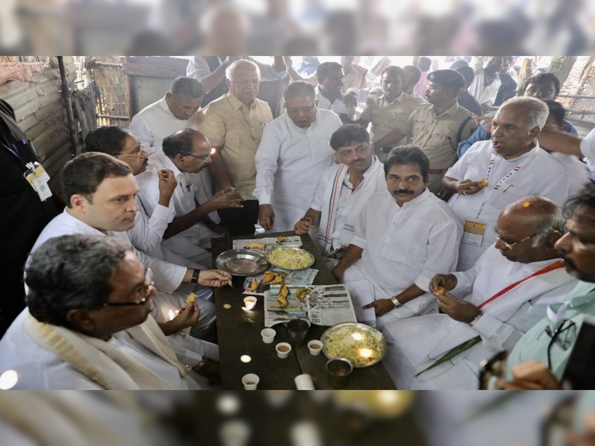 कर्नाटक विधानसभा निवडणूक : रॅलीदरम्यान राहुल गांधींनी कार्यकर्त्यांसोबत  मारला चहा भज्यांवर ताव title=