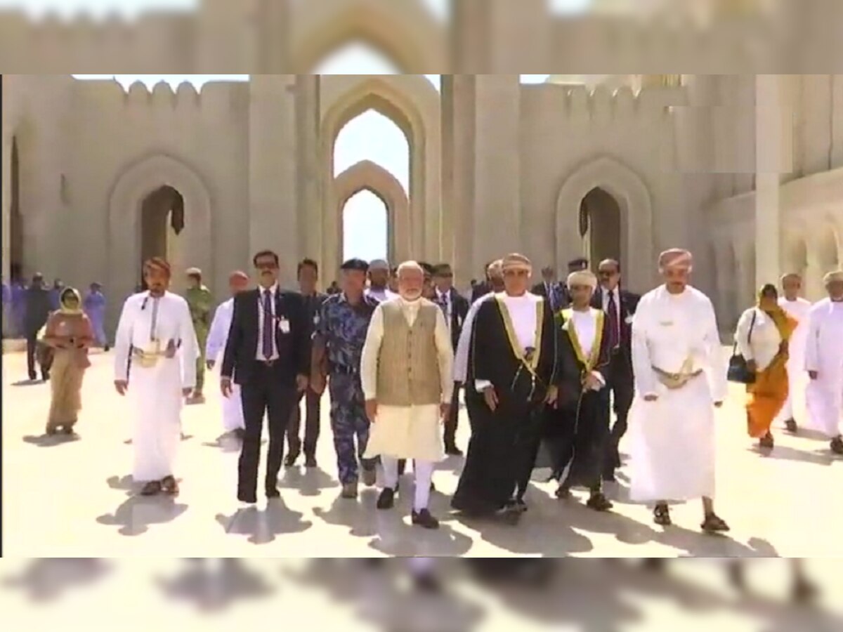 मस्‍कतच्या सुल्‍तान कबूस मशिदीला पंतप्रधान मोदींनी दिली भेट title=