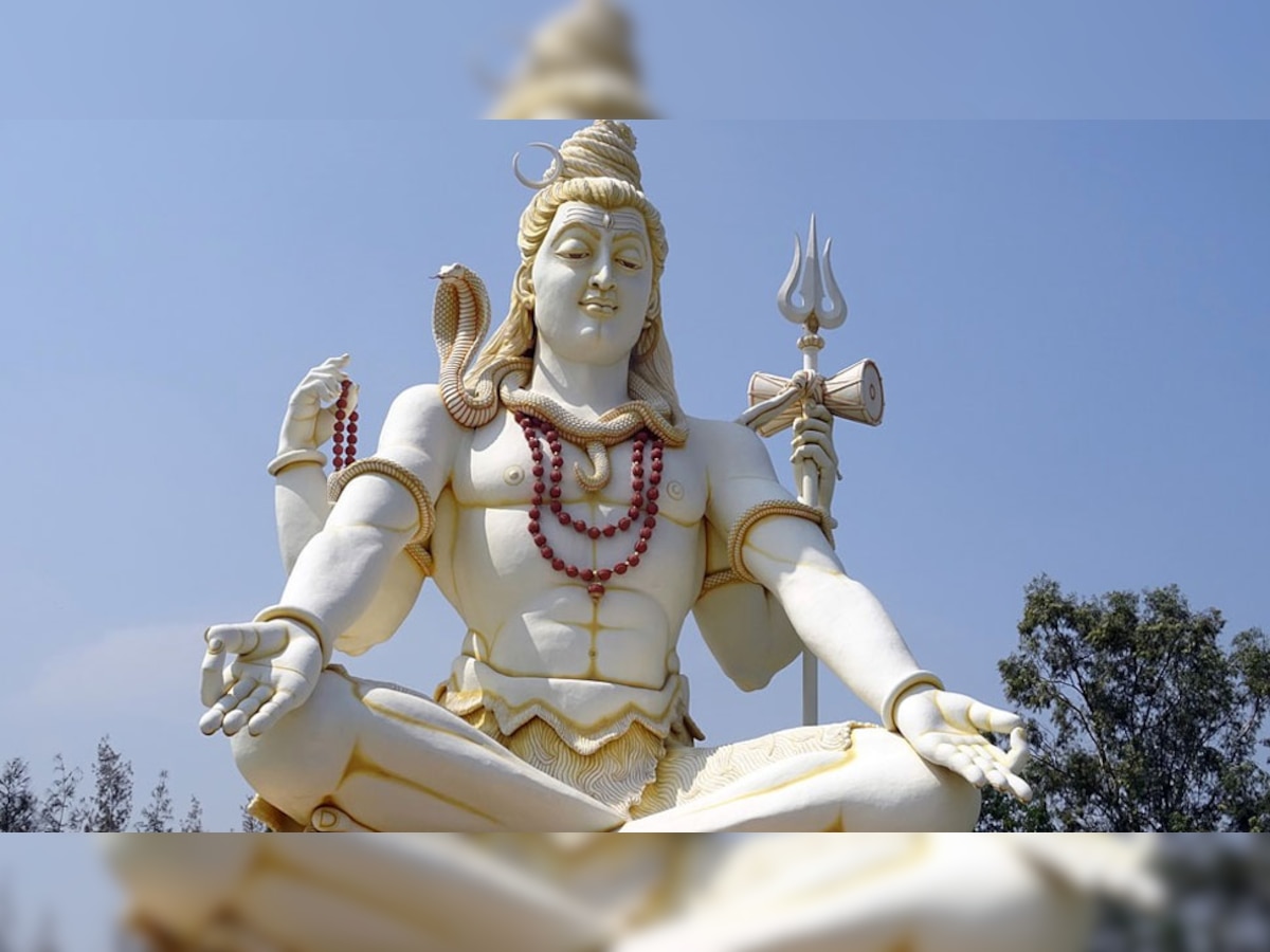 महाशिवरात्री २०१८: भगवान शंकराच्या हातातील त्रिशूळ, डमरूचा अर्थ काय? title=